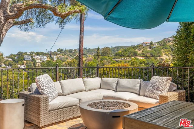 3942 Glenridge Drive, Sherman Oaks CA: https://media.crmls.org/mediaz/d41194c3-6401-4f38-9ab7-d6c1ed51393e.jpg