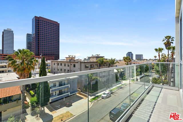 11727 Kiowa Avenue, Los Angeles CA: https://media.crmls.org/mediaz/d4128b5f-04ee-4017-be2a-3563b93f427e.jpg