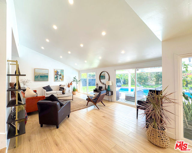 4327 Cezanne Avenue, Woodland Hills CA: https://media.crmls.org/mediaz/d412db38-0134-45f6-9fdc-f377def43db1.jpg