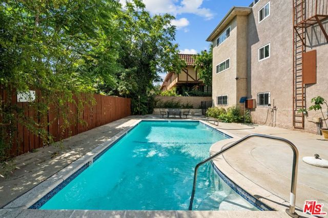 5840 Etiwanda Avenue, Tarzana CA: https://media.crmls.org/mediaz/d41373a6-114f-4c79-b2ff-55cb68819365.jpg