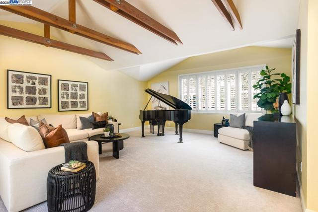 10 Easton Ct, Orinda CA: https://media.crmls.org/mediaz/d413d1c0-5d39-4228-9c4a-d8abf7420e8a.jpg