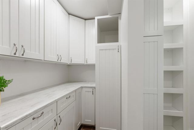 6817 Vianda Ct Court, Carlsbad CA: https://media.crmls.org/mediaz/d41421bb-58f1-4b3a-842b-8e56db541e43.jpg