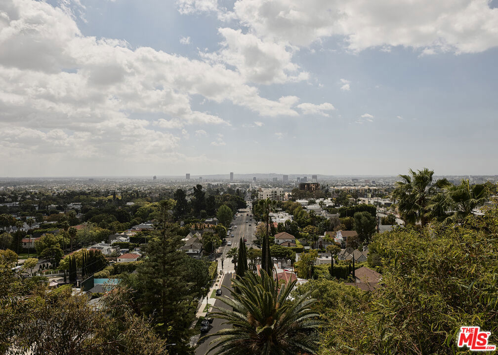 https://media.crmls.org/mediaz/d415400f-b3fa-40f7-a089-05535317594c.jpg?preset=X-Large