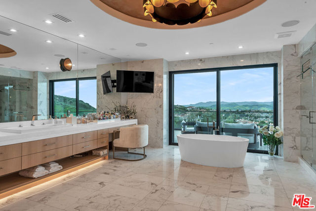 25201 Prado Del Misterio, Calabasas CA: https://media.crmls.org/mediaz/d4157f86-60a4-4a9f-a2c5-69694dadd4b6.jpg