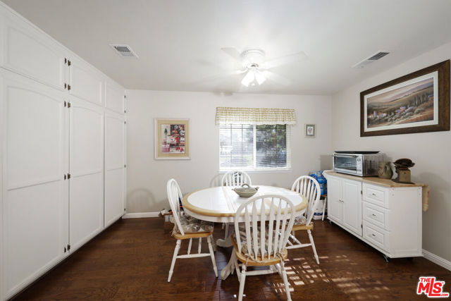 7200 Clifftop Way, Bakersfield CA: https://media.crmls.org/mediaz/d415f542-4654-4477-97c5-e98208de8a42.jpg
