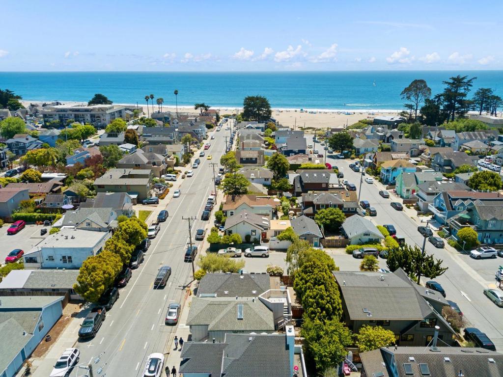 https://media.crmls.org/mediaz/d416139c-af0d-4b11-bde8-8c36d66a0821.jpg?preset=X-Large
