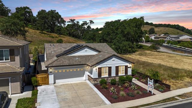 9283 Rancho Hills Drive, Gilroy CA: https://media.crmls.org/mediaz/d416d74f-952d-43ab-907b-bdc52e499d28.jpg