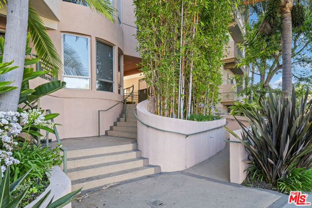2111 S Beverly Glen Boulevard, Los Angeles CA: https://media.crmls.org/mediaz/d417a615-1ee7-49a8-a1c4-6f460efaf2cd.jpg