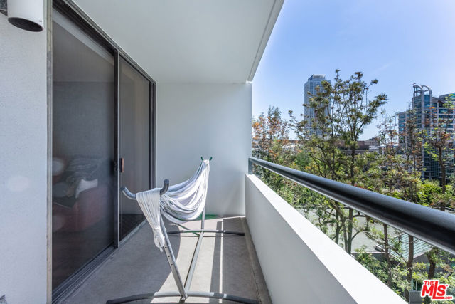 600 W 9th Street, Los Angeles CA: https://media.crmls.org/mediaz/d417fb60-dabb-4f12-951a-f1725719206b.jpg