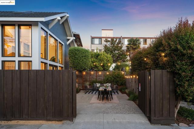 327 Hudson St, Oakland CA: https://media.crmls.org/mediaz/d4189203-6430-47b6-9fc3-8c9c24998c13.jpg