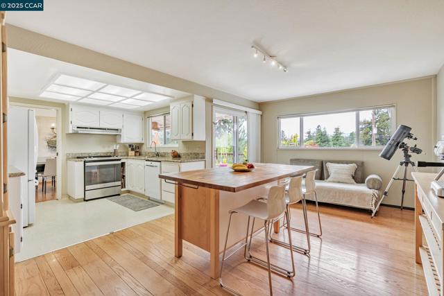 92 Gaywood Pl, Moraga CA: https://media.crmls.org/mediaz/d419099b-b0e2-490a-b7a7-f1c32808ae01.jpg