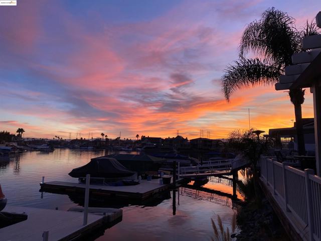 4174 Beacon Pl, Discovery Bay CA: https://media.crmls.org/mediaz/d419be3e-6db4-4c0c-b779-76548a50bccc.jpg