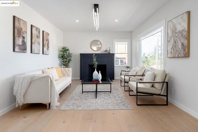1515 Hampel St, Oakland CA: https://media.crmls.org/mediaz/d41ace4e-6d3c-4d38-878b-e05badda5419.jpg