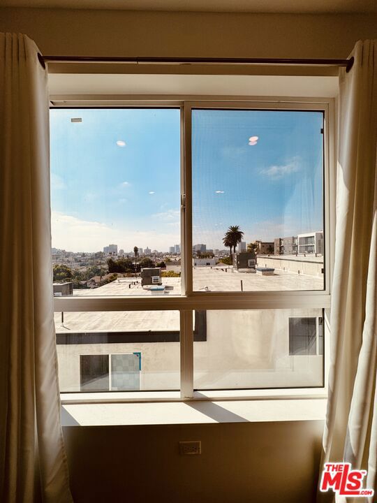 https://media.crmls.org/mediaz/d41b2ecf-78a4-489a-958e-6343d358fd33.jpg?preset=X-Large