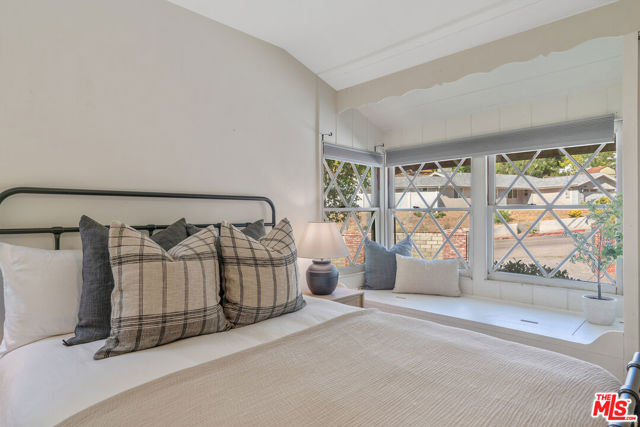4835 Corbin Avenue, Tarzana CA: https://media.crmls.org/mediaz/d41b3a4c-0205-4f9a-913f-3886c7eadf14.jpg