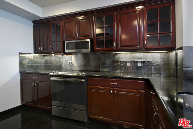 10520 Wilshire Boulevard, Los Angeles CA: https://media.crmls.org/mediaz/d41bccc4-1984-4d85-9da8-c2505caa0e29.jpg