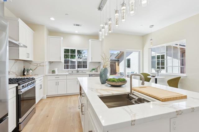 Image 11 of 60 For 227 Holmes St
