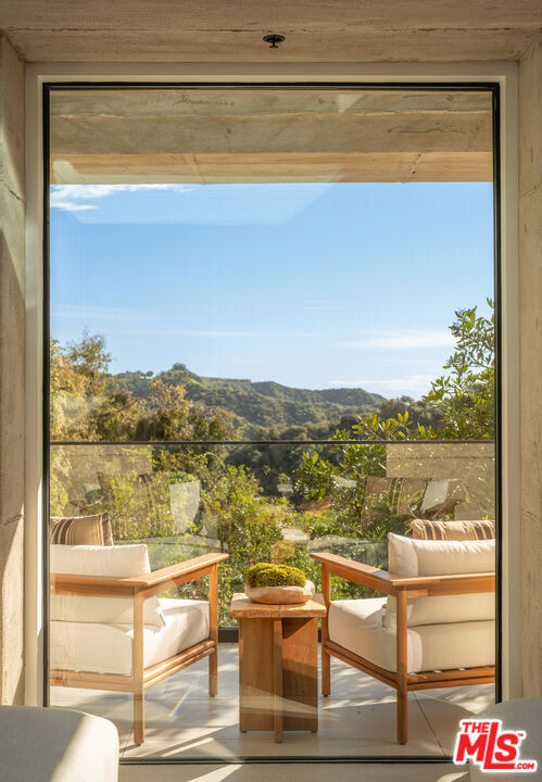 12752 Mulholland Drive, Beverly Hills CA: https://media.crmls.org/mediaz/d41d5752-9d09-47d4-b9f4-55b2fce1b6fd.jpg