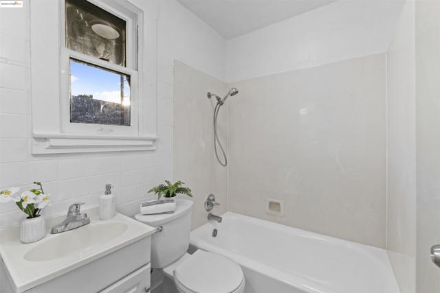 897 Oak Street, Alameda CA: https://media.crmls.org/mediaz/d41f893c-9b06-4d74-ad79-0c2d2959c644.jpg