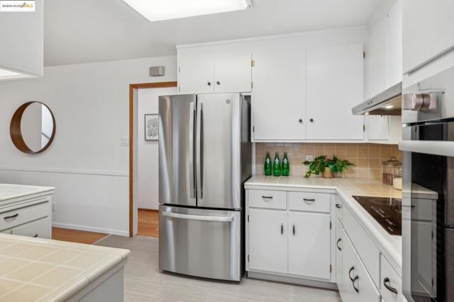 827 Norvell St, El Cerrito CA: https://media.crmls.org/mediaz/d41ff852-9a19-4d26-af46-0c907b7aee36.jpg