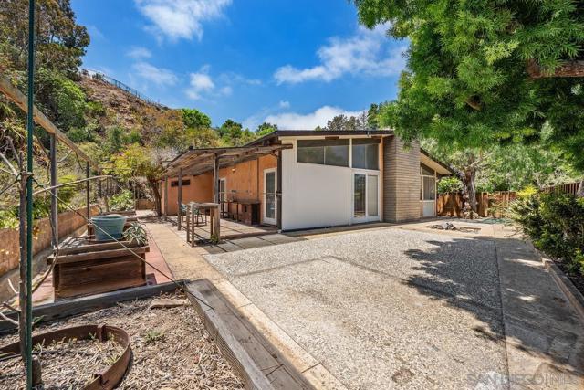 8402 Sugarman Dr, La Jolla CA: https://media.crmls.org/mediaz/d420dded-0b7c-43ec-a522-648f9acabcf1.jpg