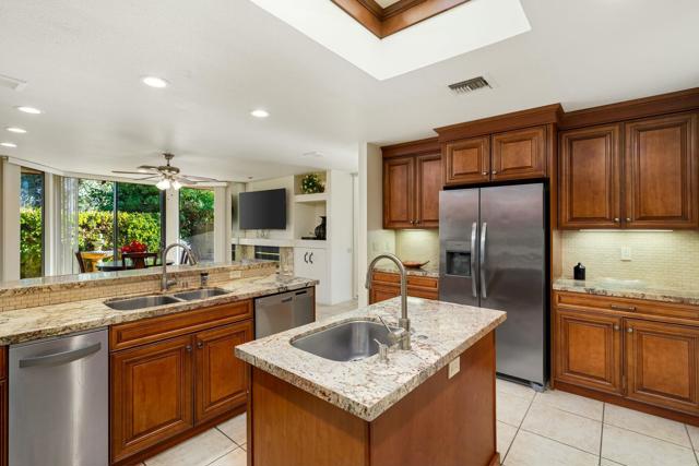 6 Stanford Drive, Rancho Mirage CA: https://media.crmls.org/mediaz/d42170bb-657f-44c1-8041-f36415787bf0.jpg