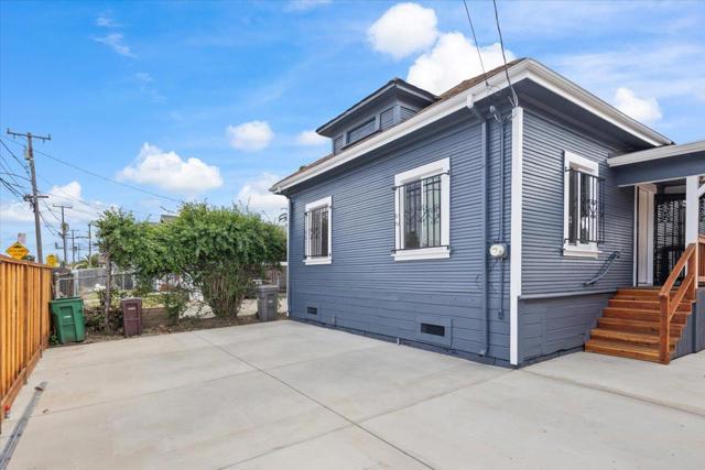 8850 Dowling Street, Oakland CA: https://media.crmls.org/mediaz/d421af52-16be-46d5-baf8-481f6ebe647f.jpg