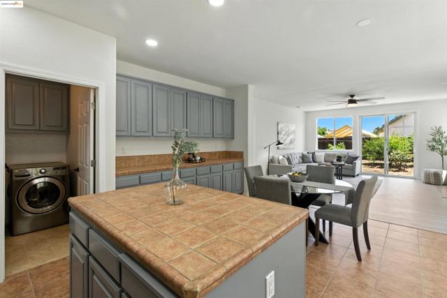 78 Vella Circle, Oakley CA: https://media.crmls.org/mediaz/d421b66d-7bb8-498c-baf2-c2c2e2d22284.jpg