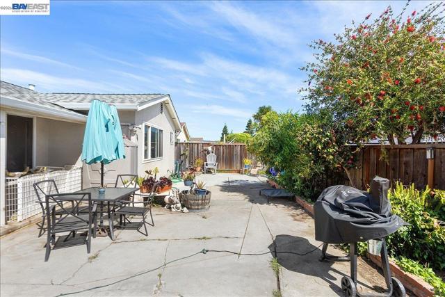 21330 Kahlert St, Castro Valley CA: https://media.crmls.org/mediaz/d421d08c-e08f-4320-80d3-5f1c7a9ac9a0.jpg