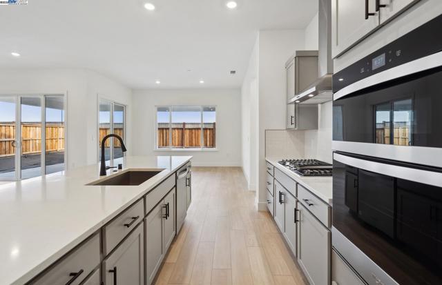 17654 Brightwood Avenue, Lathrop CA: https://media.crmls.org/mediaz/d4223f35-66a4-4ef3-8a8f-ec00c823ed27.jpg
