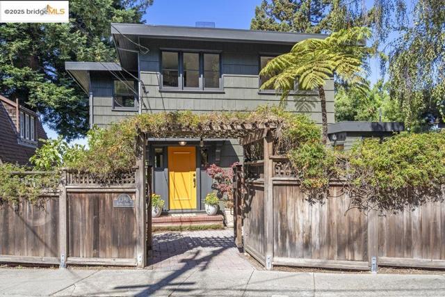 1398 Scenic Ave, Berkeley CA: https://media.crmls.org/mediaz/d4224daa-a5c5-4379-aa40-5d328b181a84.jpg