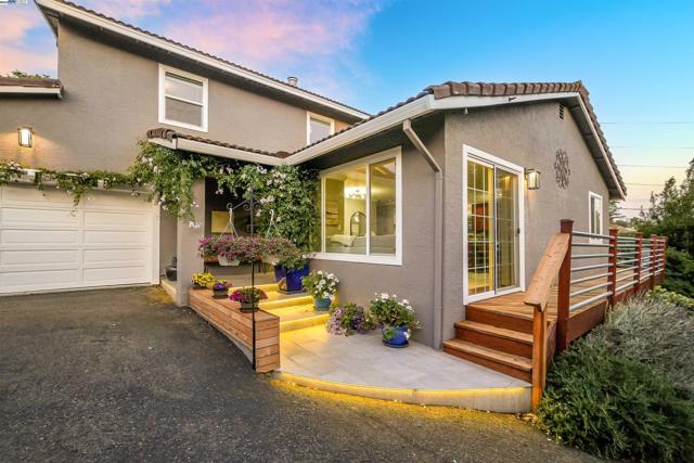 24948 Campus Dr, Hayward CA: https://media.crmls.org/mediaz/d4273e25-1c5a-4db4-9b05-a09618429bcf.jpg