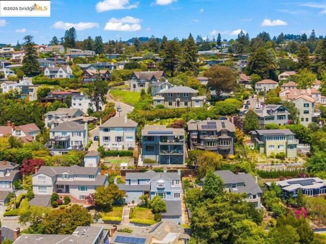 310 Pacific Ave, Piedmont CA: https://media.crmls.org/mediaz/d4275eac-6e2c-4cbd-8c25-036c3da3d2ba.jpg