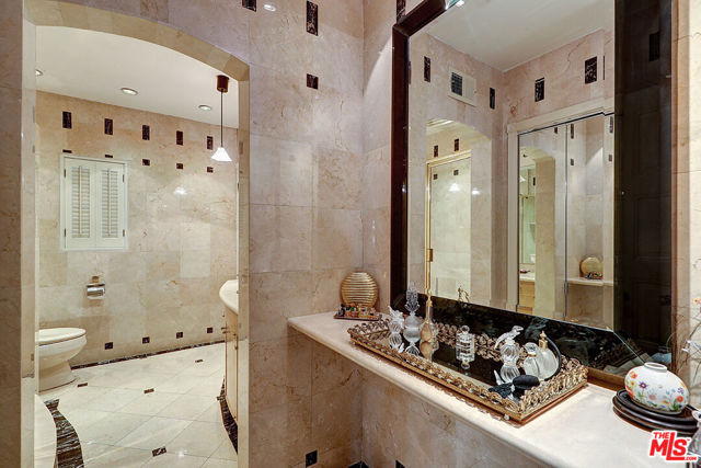 322 N June Street, Los Angeles CA: https://media.crmls.org/mediaz/d428397e-bad9-4cc5-8854-e7c2e3656515.jpg