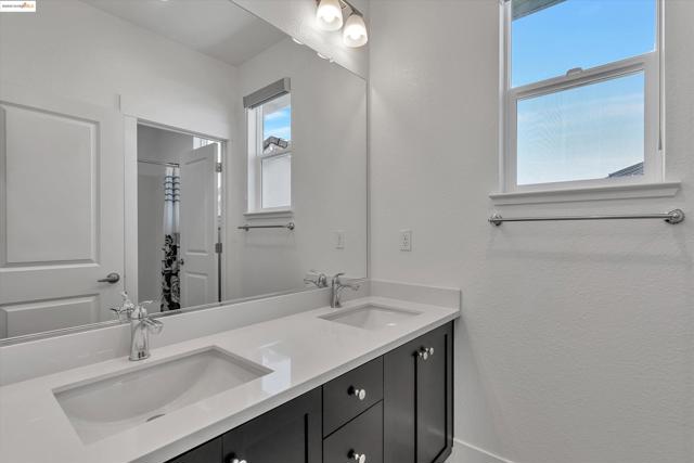 2281 Garden Farms Ave, Lathrop CA: https://media.crmls.org/mediaz/d42c7c20-53df-4847-875f-1925163170d5.jpg