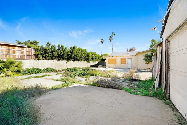 Detail Gallery Image 8 of 10 For 6537 Columbus Ave, Van Nuys,  CA 91411 - 5 Beds | 2/1 Baths