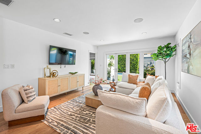 574 N Plymouth Boulevard, Los Angeles CA: https://media.crmls.org/mediaz/d43190f1-a724-4411-b0ef-f006ea927162.jpg