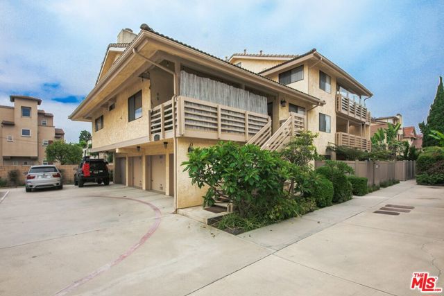 16805 Roosevelt Lane, Huntington Beach CA: https://media.crmls.org/mediaz/d4326302-f63d-4be4-acf9-f8dab5a3b1ea.jpg