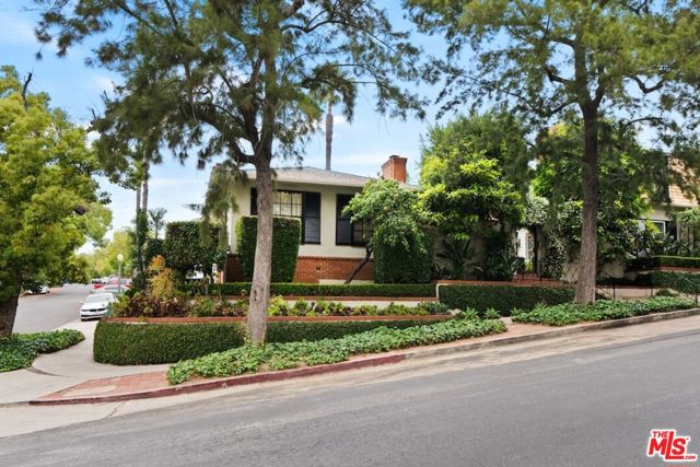 11051 Strathmore Drive, Los Angeles CA: https://media.crmls.org/mediaz/d432838d-fe5f-4762-916d-75a4aa137318.jpg
