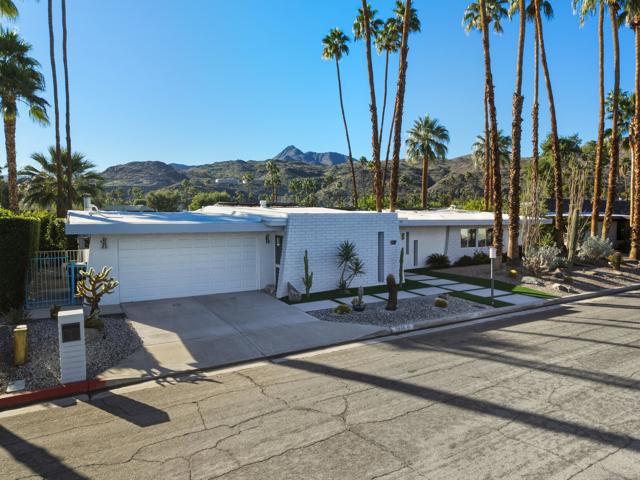 5337 E Lakeside Drive, Palm Springs CA: https://media.crmls.org/mediaz/d432e022-fd80-4117-af43-1407f0fb02b4.jpg