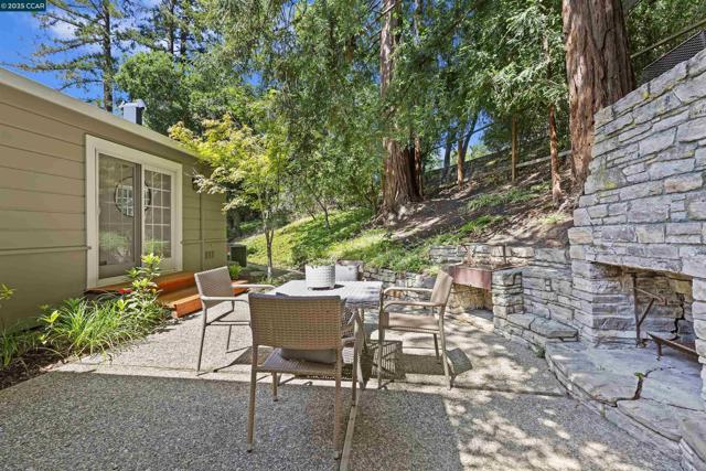 1087 Rahara Dr, Lafayette CA: https://media.crmls.org/mediaz/d433229a-fba9-409f-8072-8dabd546817a.jpg