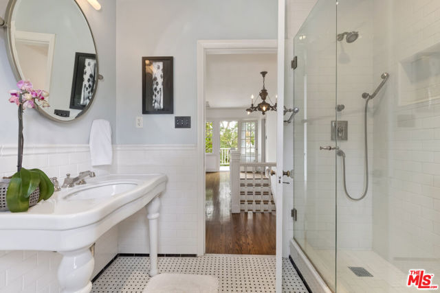 232 N Arden Boulevard, Los Angeles CA: https://media.crmls.org/mediaz/d433637f-1036-4b22-91e1-a2a8ac8b9c04.jpg