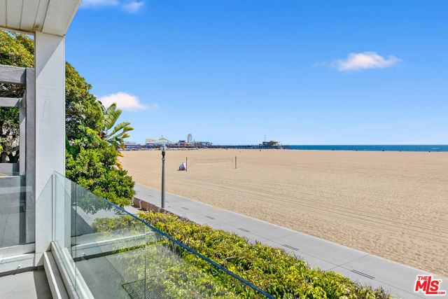 1341 Palisades Beach Road, Santa Monica CA: https://media.crmls.org/mediaz/d434514a-2c02-485c-a06f-11f046384d78.jpg