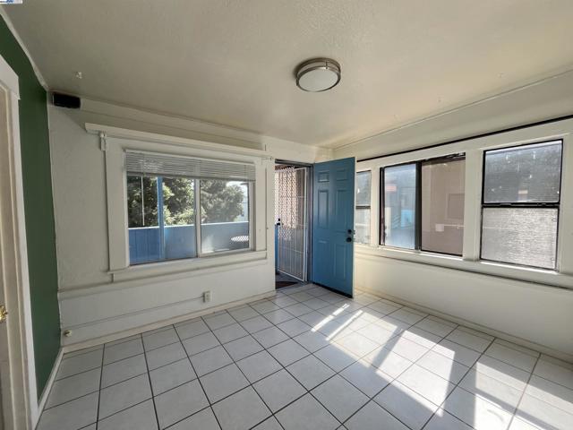 2324 9Th Ave, Oakland CA: https://media.crmls.org/mediaz/d43615a8-37c3-4e1b-9a7d-5c3e98713a45.jpg
