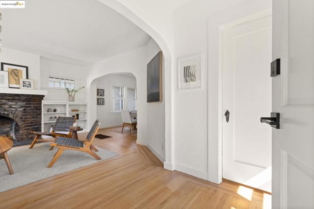 4008 Woodruff Ave, Oakland CA: https://media.crmls.org/mediaz/d437030d-bd4d-47a2-9463-bf46f29083de.jpg