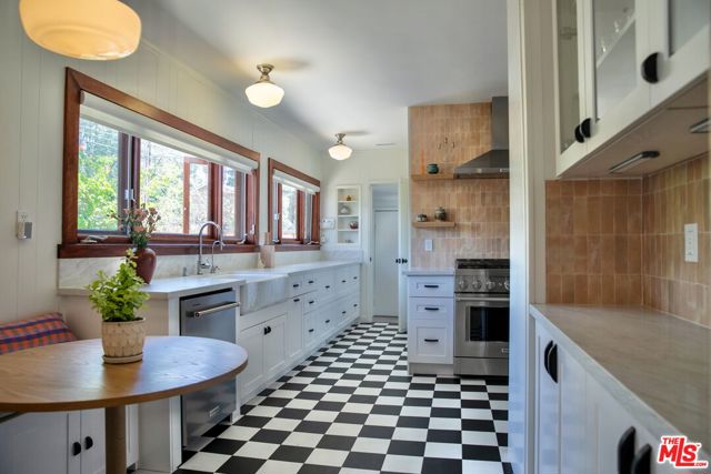 898 N Chester Avenue, Pasadena CA: https://media.crmls.org/mediaz/d43869af-b313-41c4-b00f-4ede88625fd4.jpg