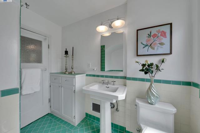 Image 40 of 57 For 3016 Hyde St