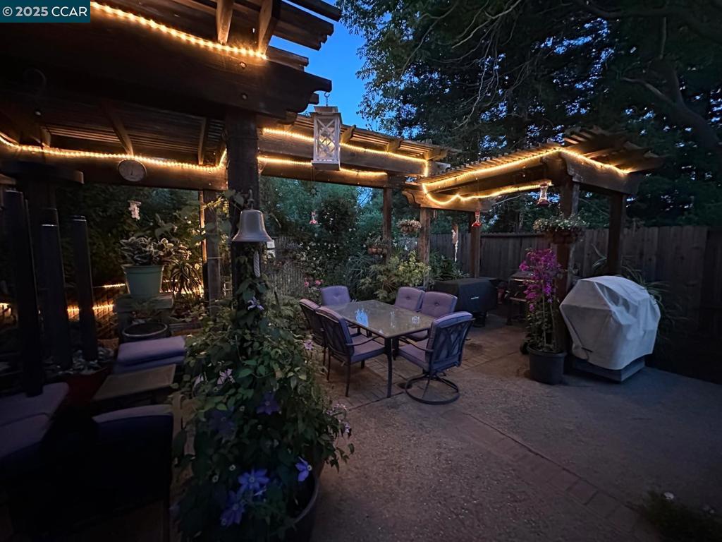 https://media.crmls.org/mediaz/d439980a-979d-486a-a6c6-3fc90fe0aa44.jpg?preset=X-Large