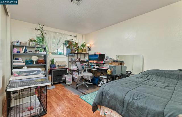 4913 Douvan Ct, Carmichael CA: https://media.crmls.org/mediaz/d43a5143-d91e-40e0-8625-0afa9b4694b1.jpg