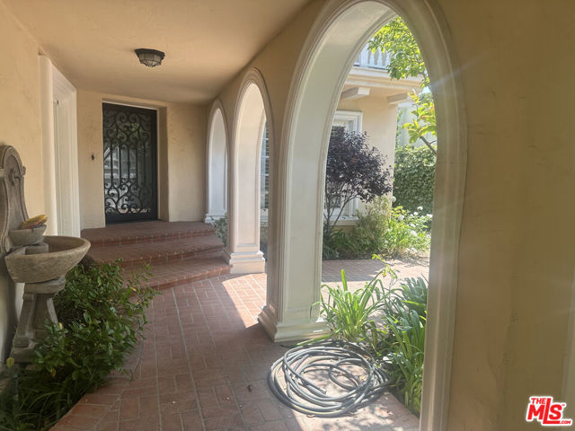 320 S Mccarty Drive, Beverly Hills CA: https://media.crmls.org/mediaz/d43a7c95-7c00-4ce5-a783-9830a7471ae3.jpg